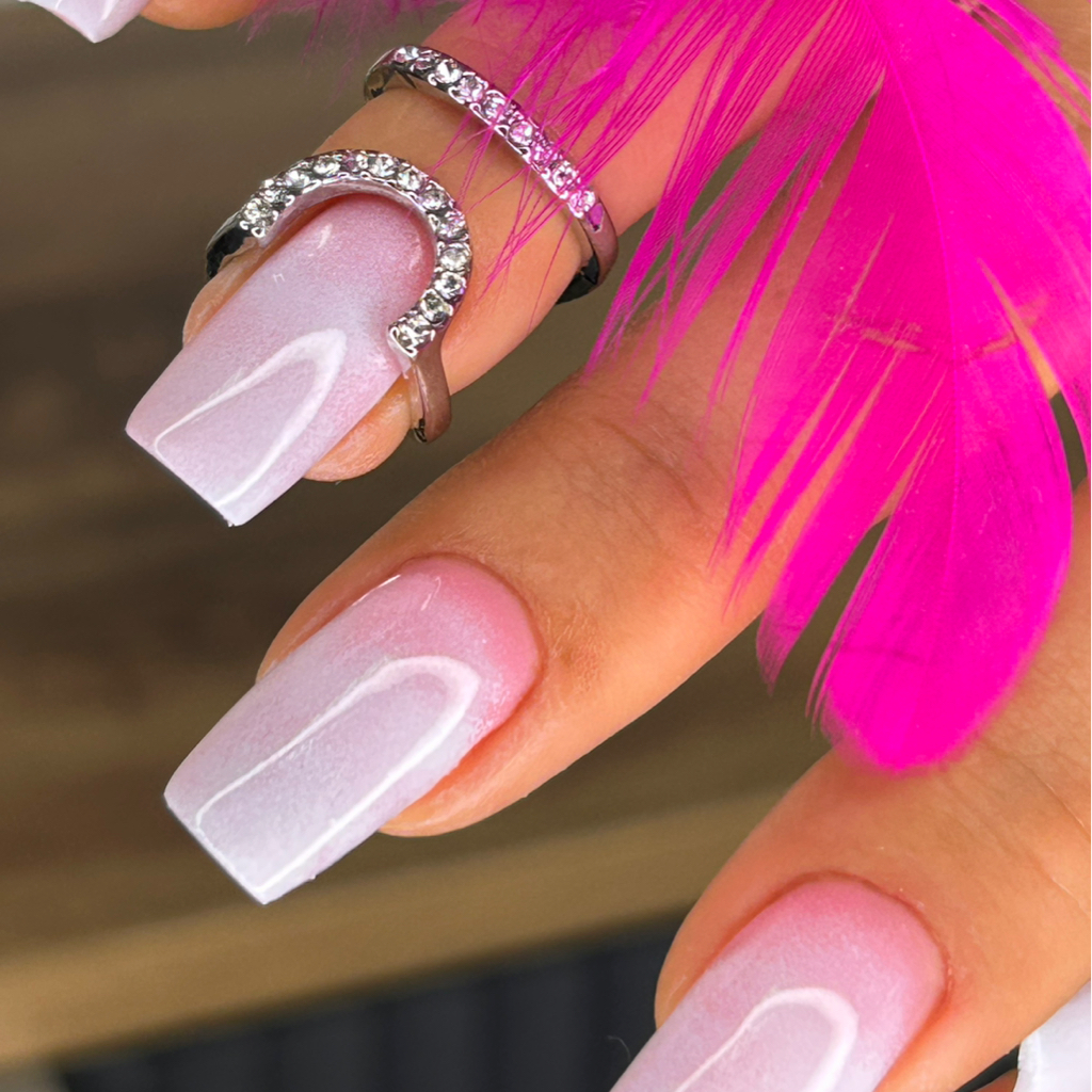 Маникюр с покрытием и легкий дизайн