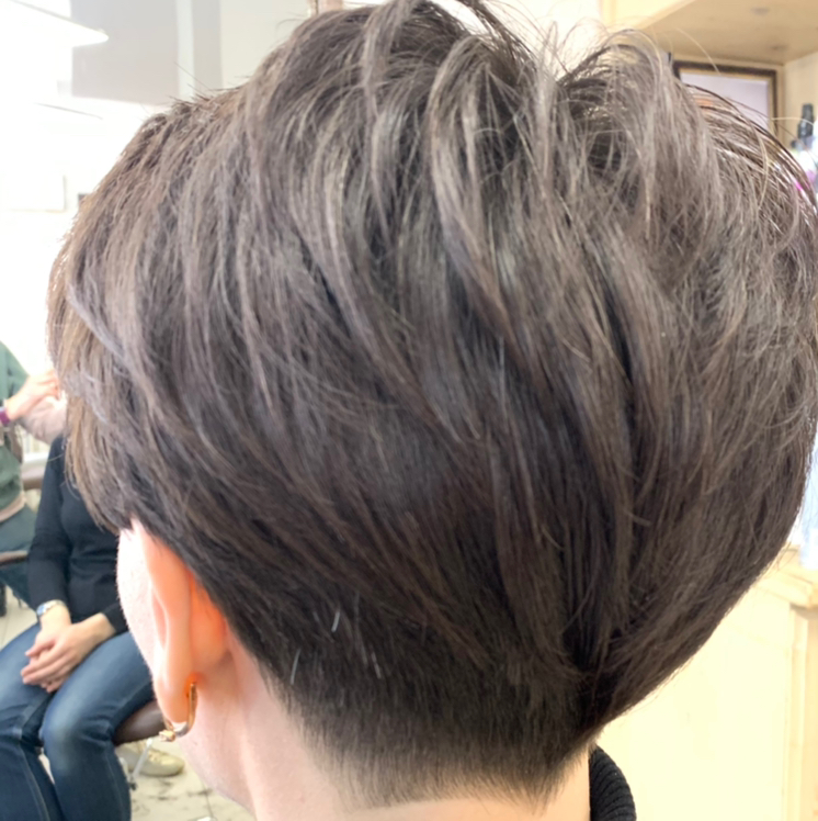 Черника обнинск салон. Стрижка с объемным затылком. Объемный затылок. Combination Bob.