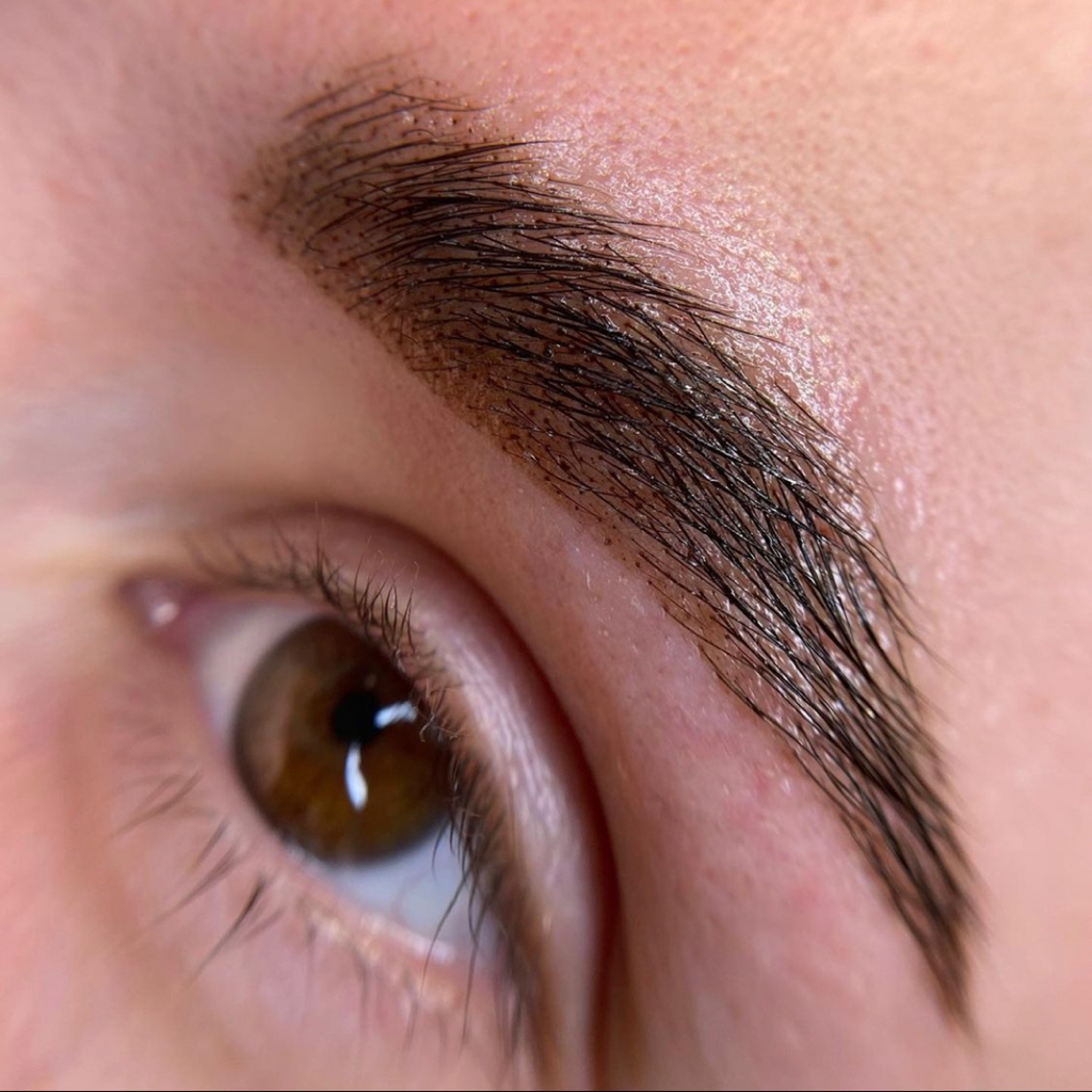 Окрашивание бровей