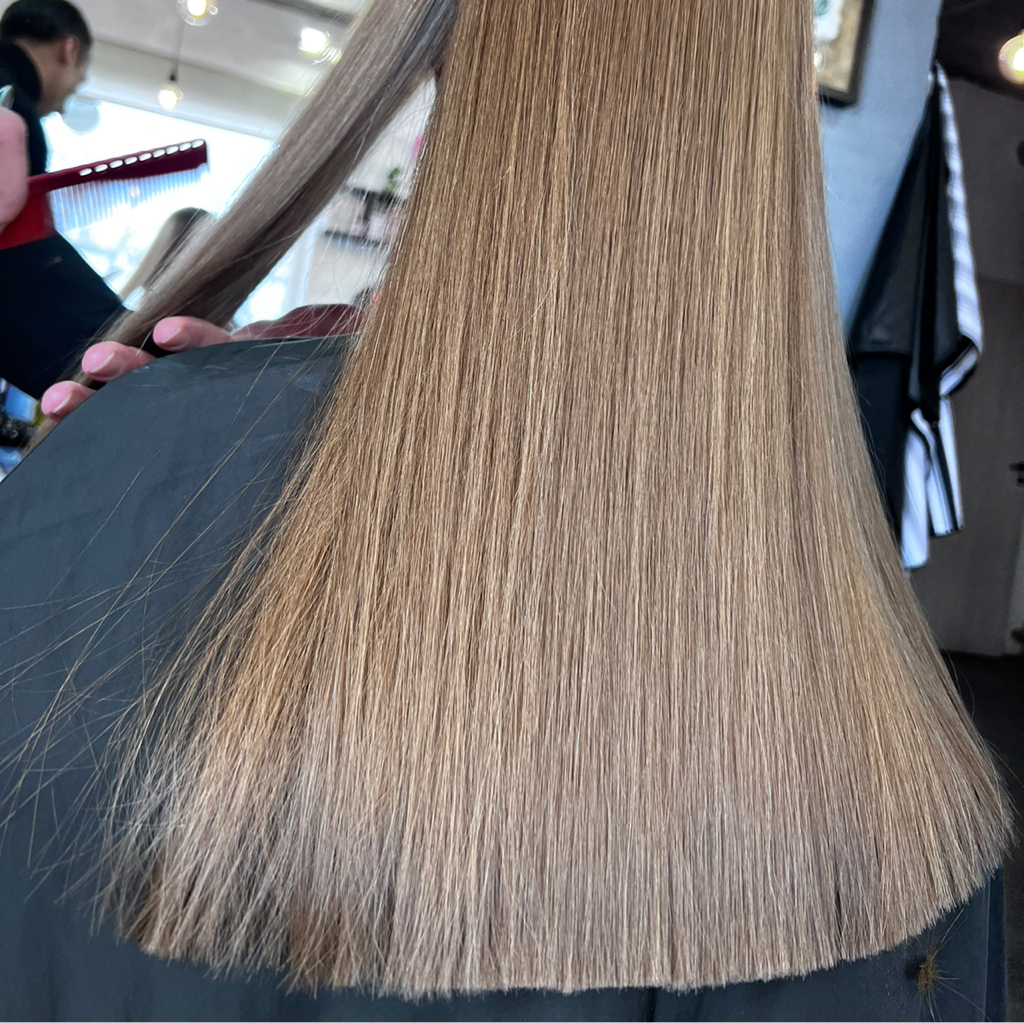 Стрижка женская(длинные волосы,ниже  плеча) 
В стоимость входит:
-мытье головы по типу волос.
-стрижка.
-укладка.