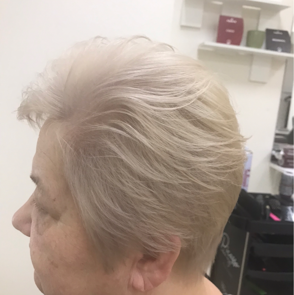 Окрашивание корней осветляющим порошком