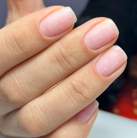 1 КОМПЛЕКС-комбинированный маникюр , опил формы , покрытие обычным лечебным лаком