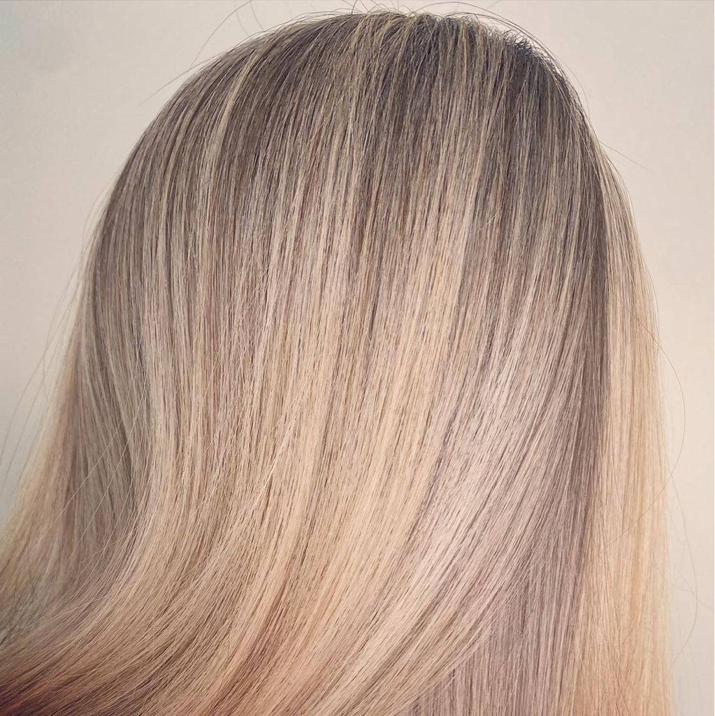 Сложное окрашивание (AirTouch, Шатуш, Балаяж). Включает в себя индивидуальный подбор техники, многоступенчатое осветление с защитой структуры волоса и