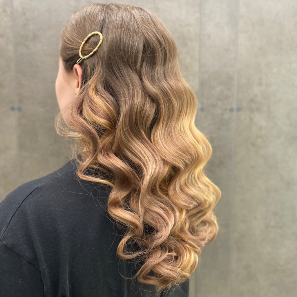 Локоны — это универсальный способ добавить образу женственности, легкости и праздничного настроения. В отличие от повседневной укладки, профессиональн