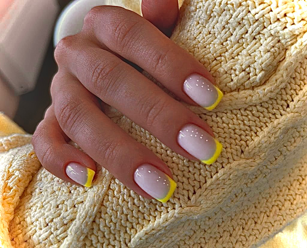 Маникюр с однотонным покрытием + укрепление