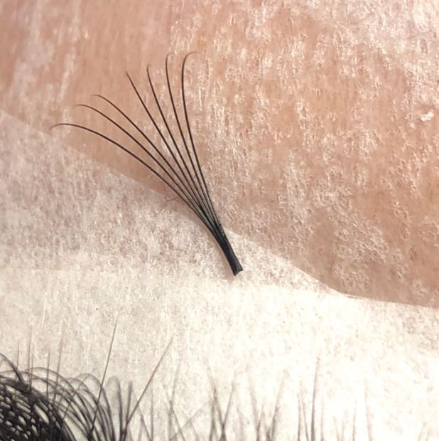 Снятие наращенных ресниц