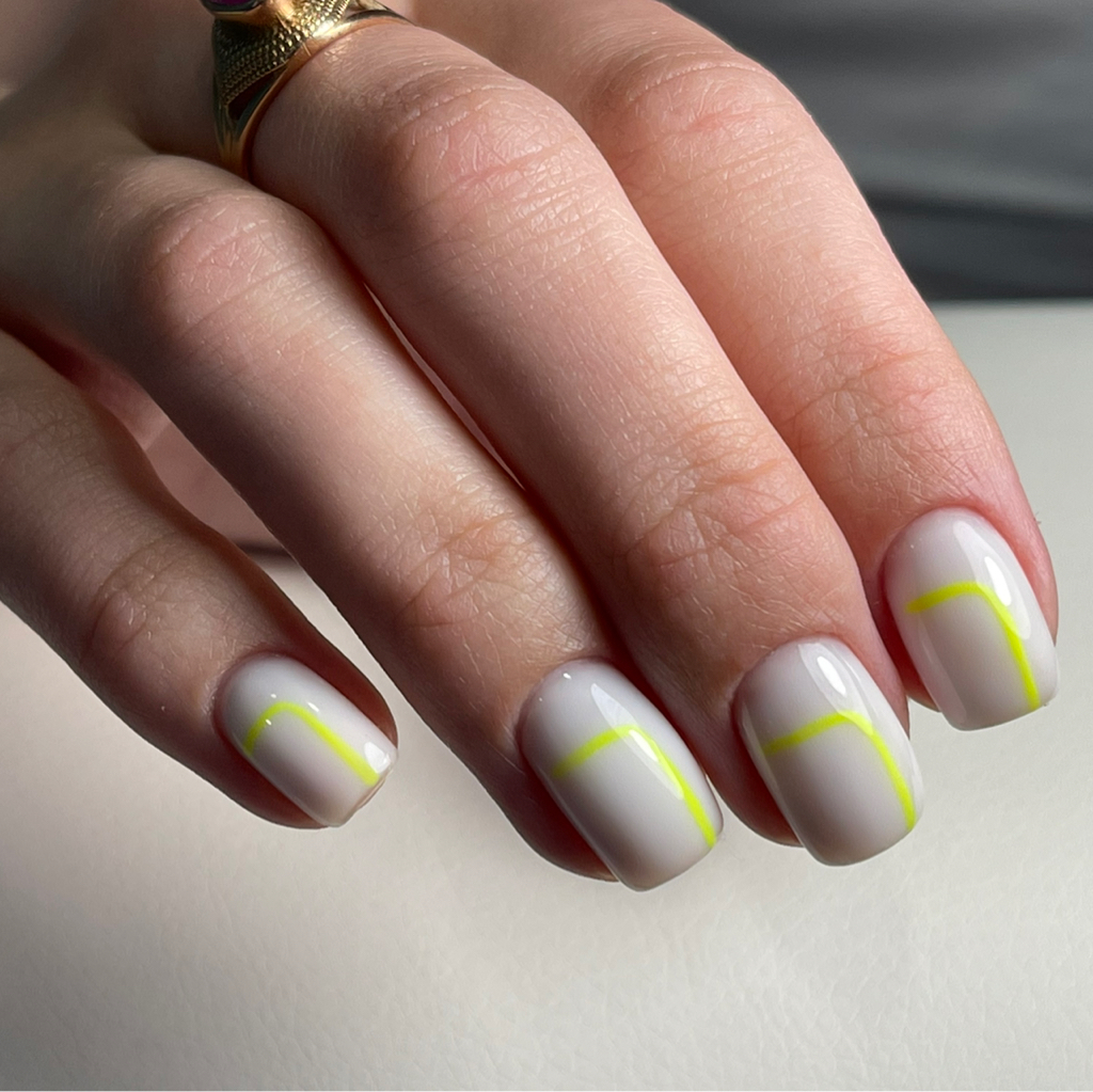 Однотонное покрытие+аппаратный маникюр+дизайн( стразы, слайдеры, ручная роспись)