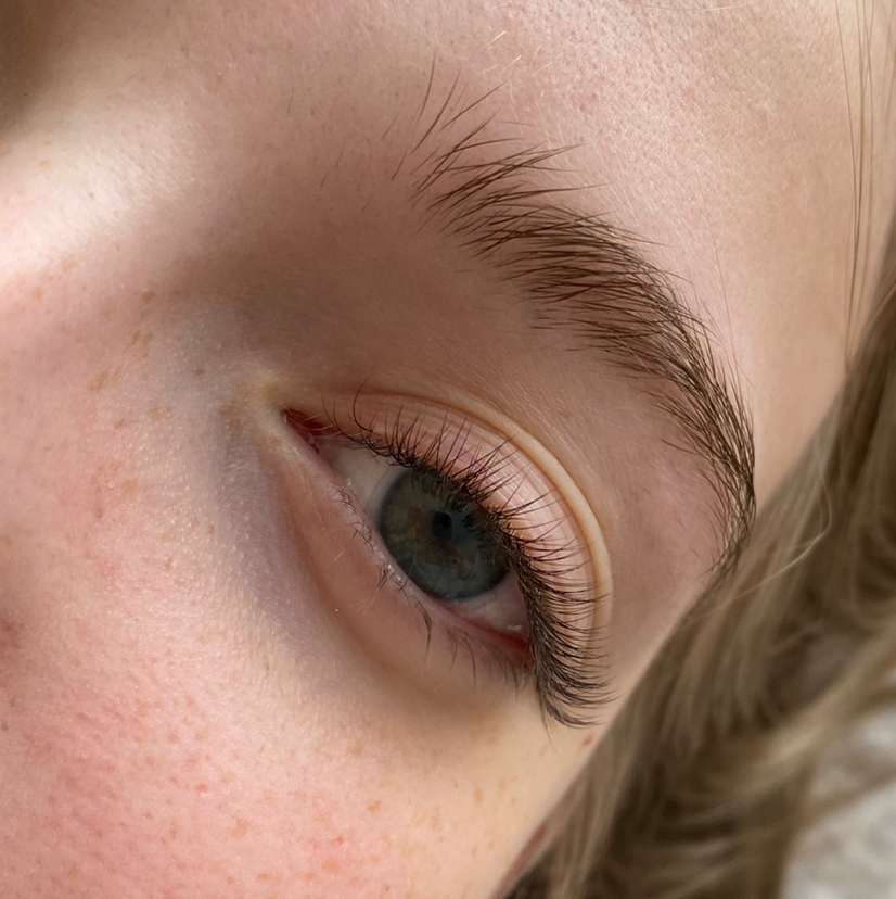 Наращивание ресниц классика -1,5D объем