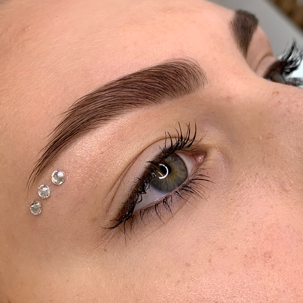 Оформление и окрашивание бровей