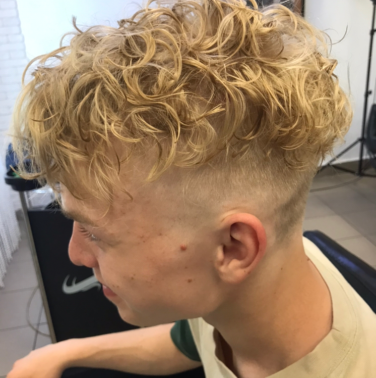 Мытье головы (мужское) + массаж головы + укладка стайлингом