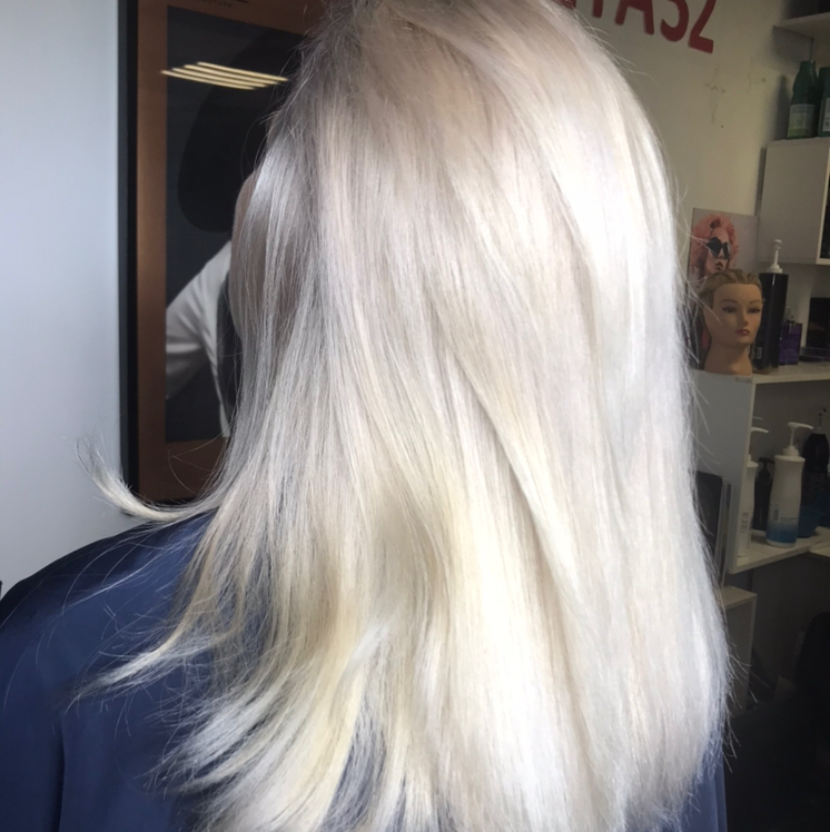 Обесцвечивание волос пудрой + окрашивание длина волос по плечи отросший корень от 2см