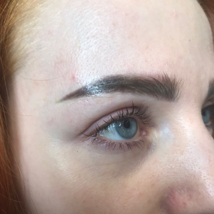 Окрашивание бровей пигментом с эффектом татуажа