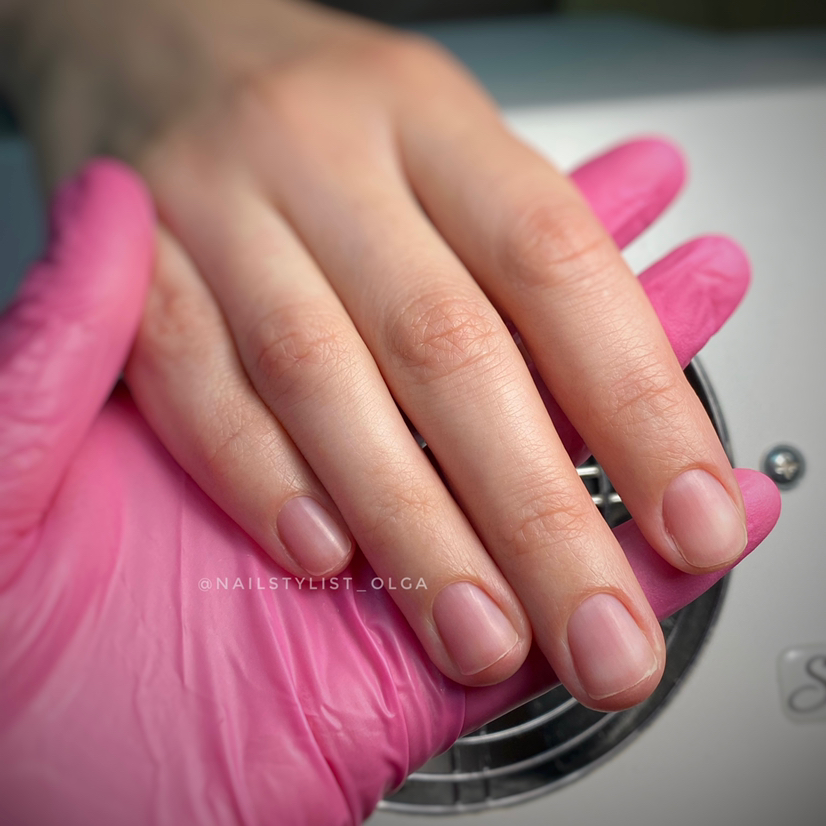 Маникюр без покрытия (шлифовка и полировка ногтевой пластины входит в стоимость)