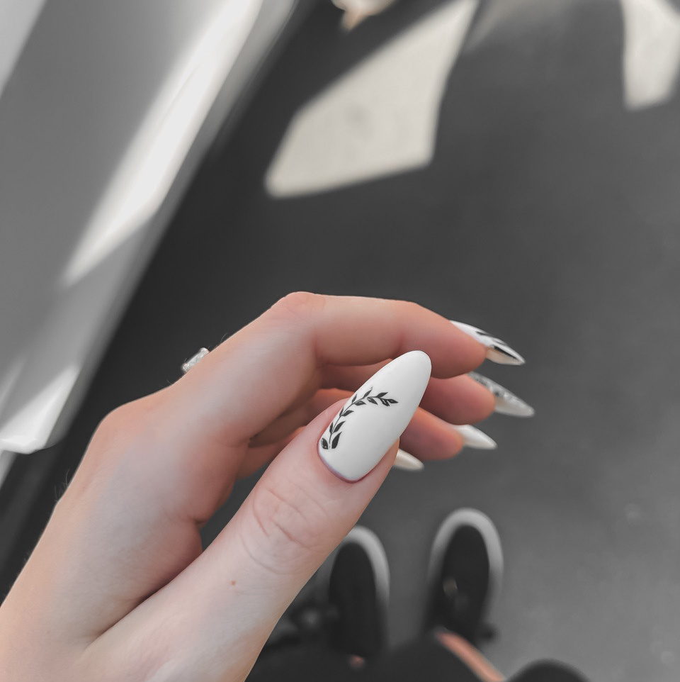 Коррекция наращивания ногтей