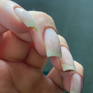 Комбинированный маникюр (опил формы входит в стоимость)