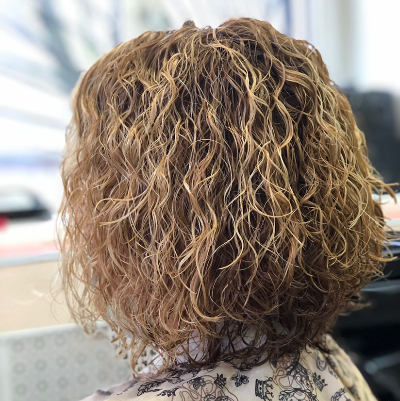 Биозавивка  , химическая завивка волос на среднюю длину