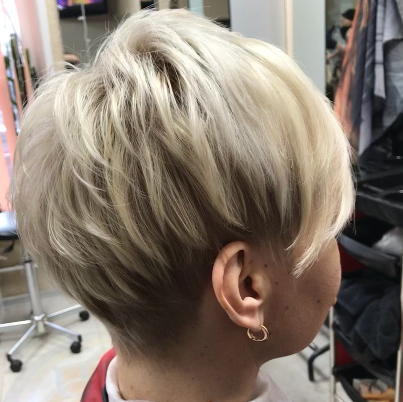 Женская стрижка на короткие волосы  ( до скул )