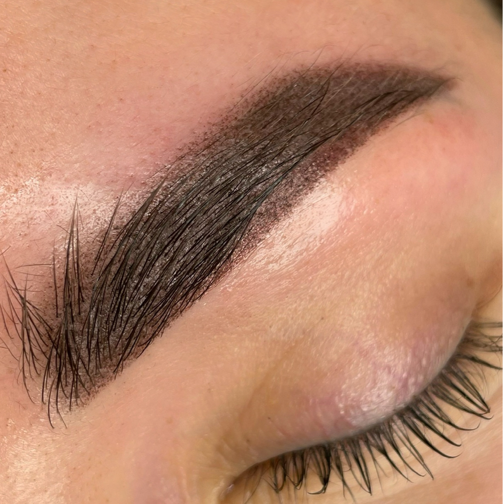 Обновление перманентного макияжа бровей