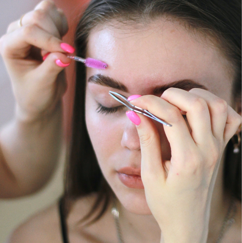 Коррекция бровей