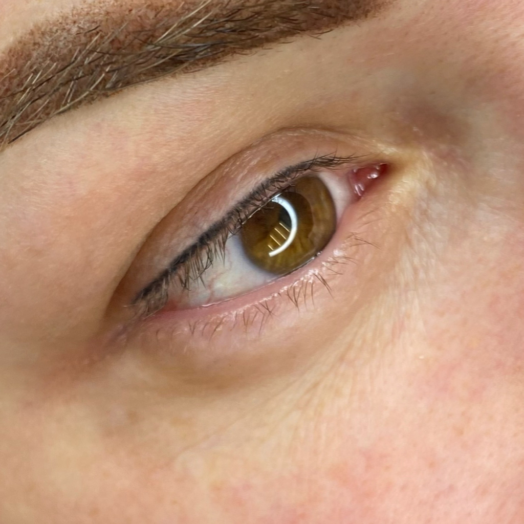 Обновление перманентного макияжа межресничного пространства