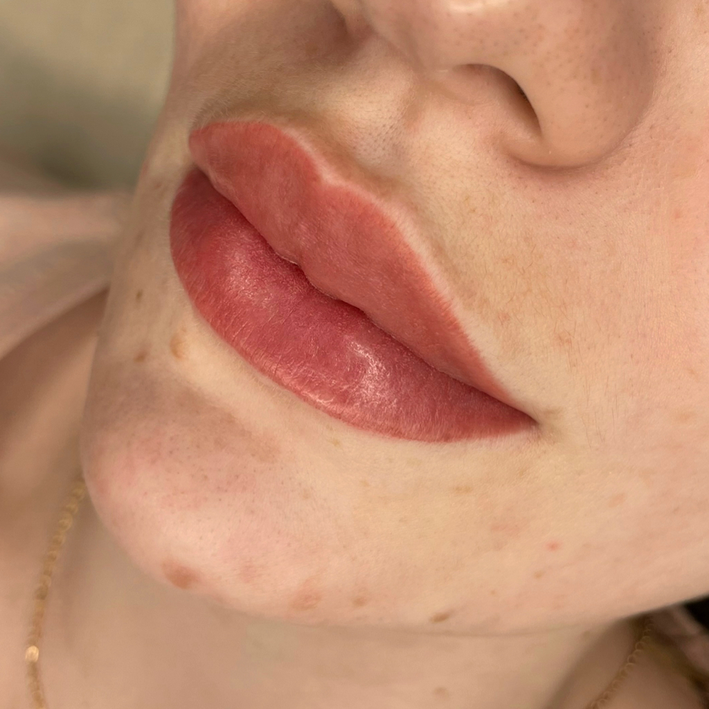 Обновление перманентного макияжа губ