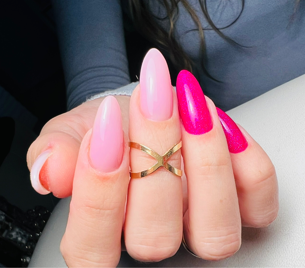 Manikīrs ar gēla laku  ( no 19.30 +10euro)
Маникюр с гель лаком