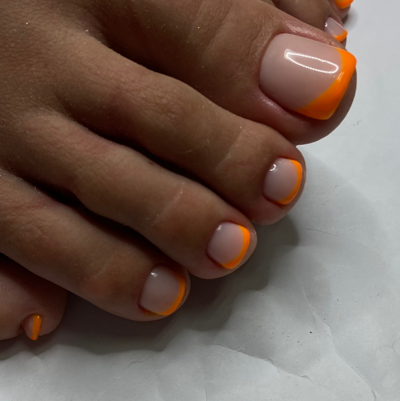 Эстетический педикюр с дизайном «френч»