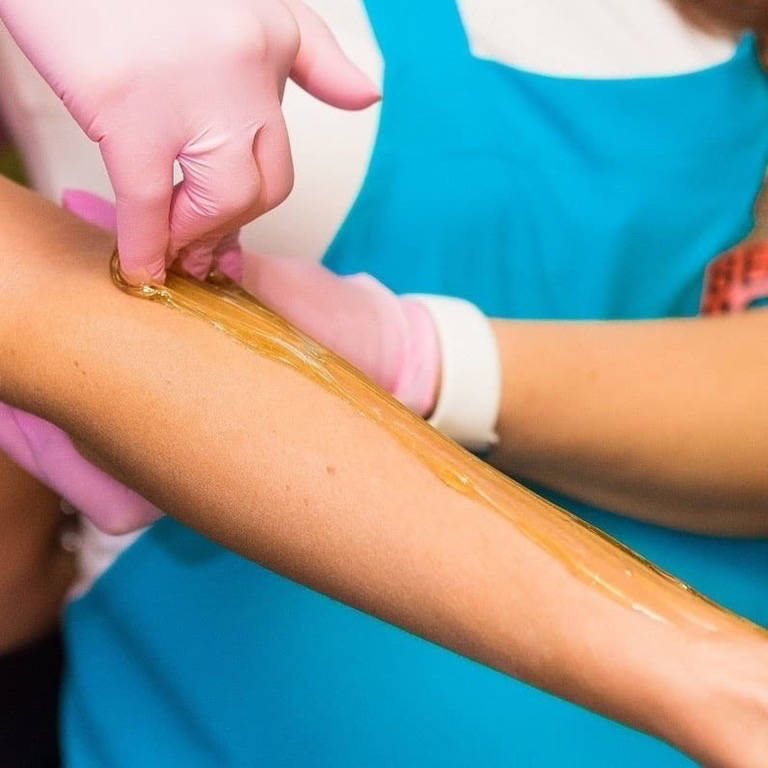 Депиляция воском: руки по локоть