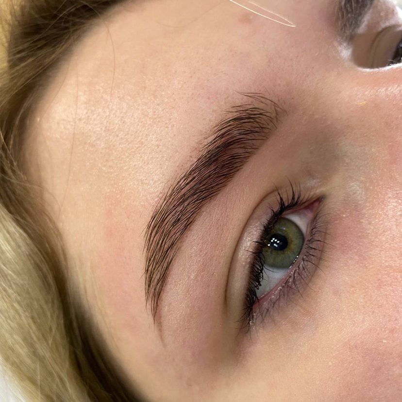 Коррекция бровей+ раскладка волоса