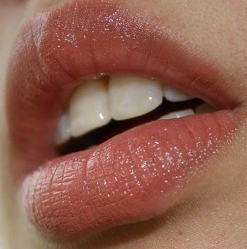 Зона над губою воском