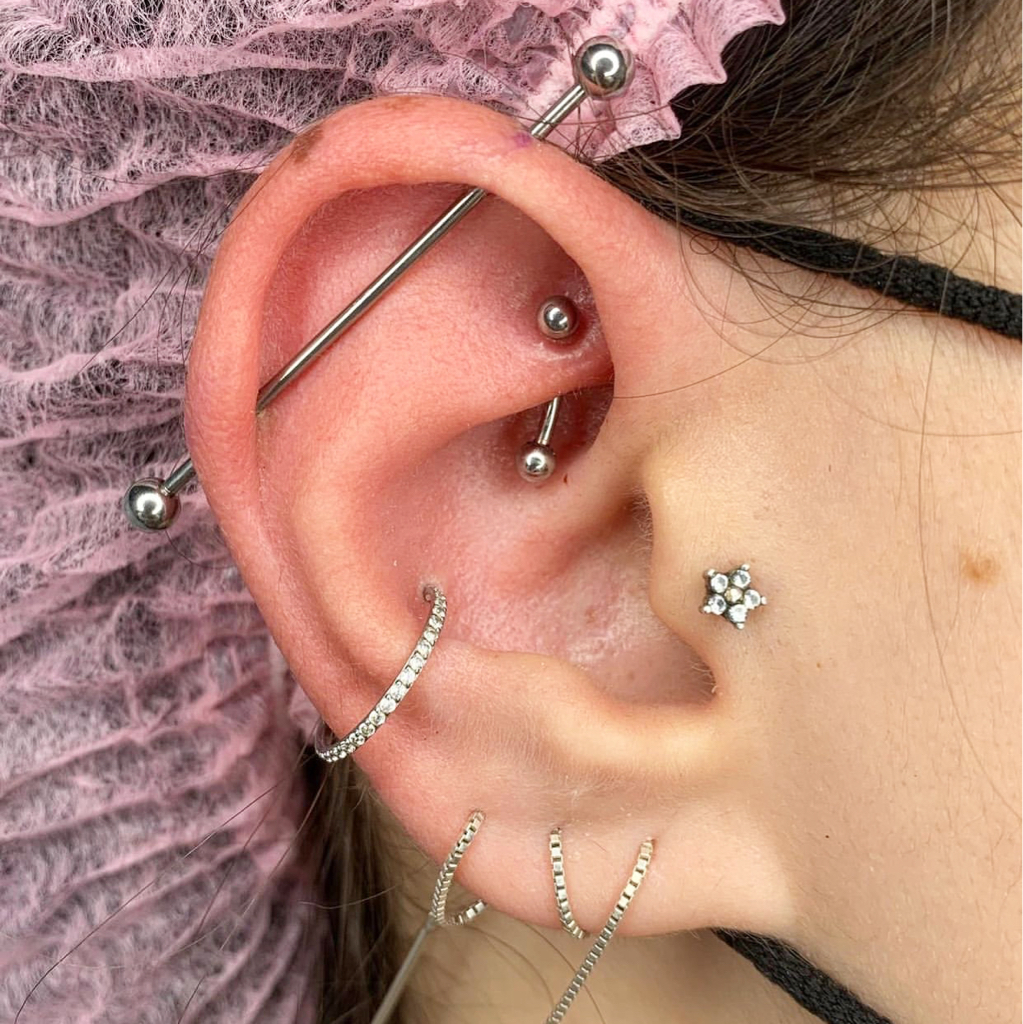 Классический пирсинг мочек . Один прокол