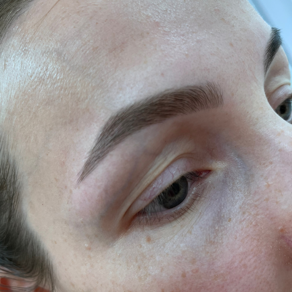 Оформление бровей пинцетом и воском