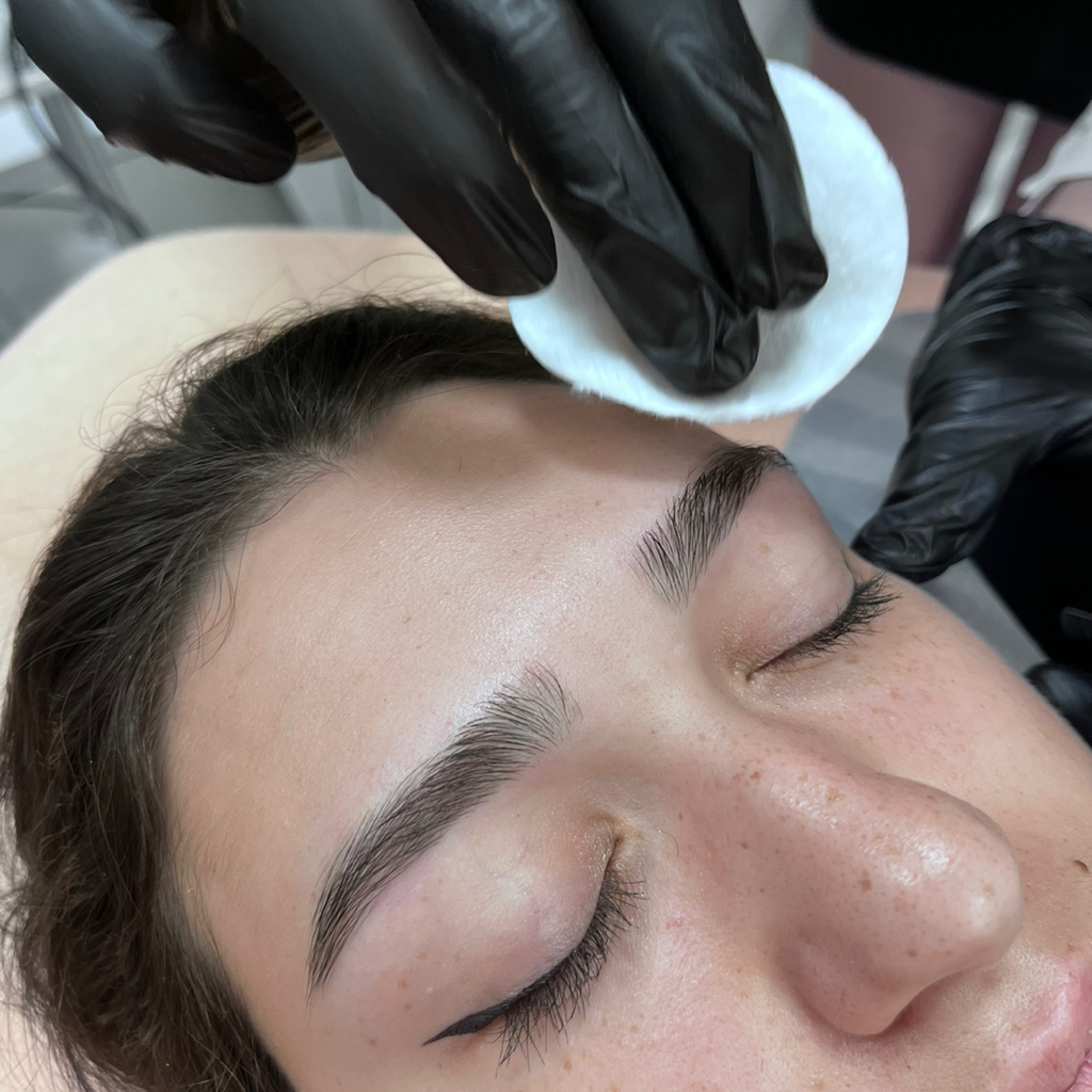 Оформление и покраска бровей краской