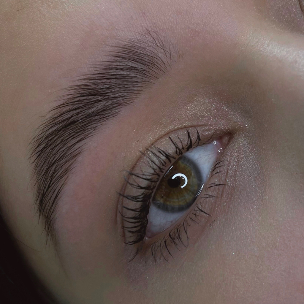 Оформление и окрашивание бровей