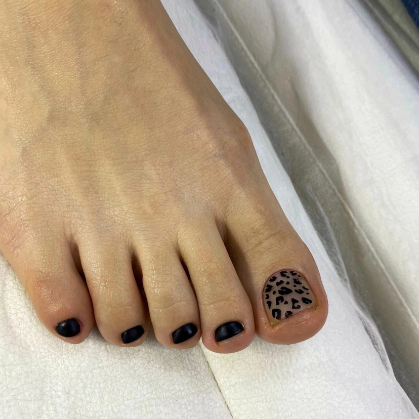 Smart педикюр с покрытием гель-лак.  Обрабатывается стопа и пальчики.