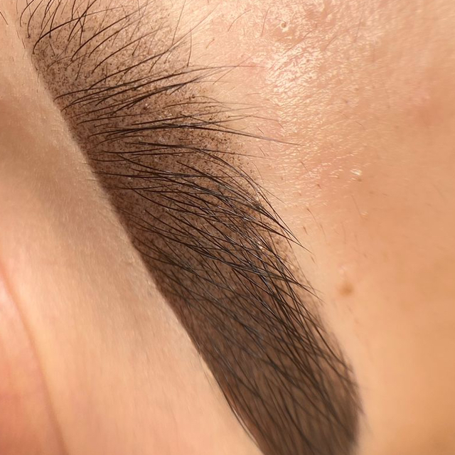 Перманентный макияж бровей