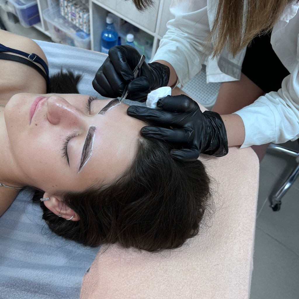 Оформление и покраска бровей хной