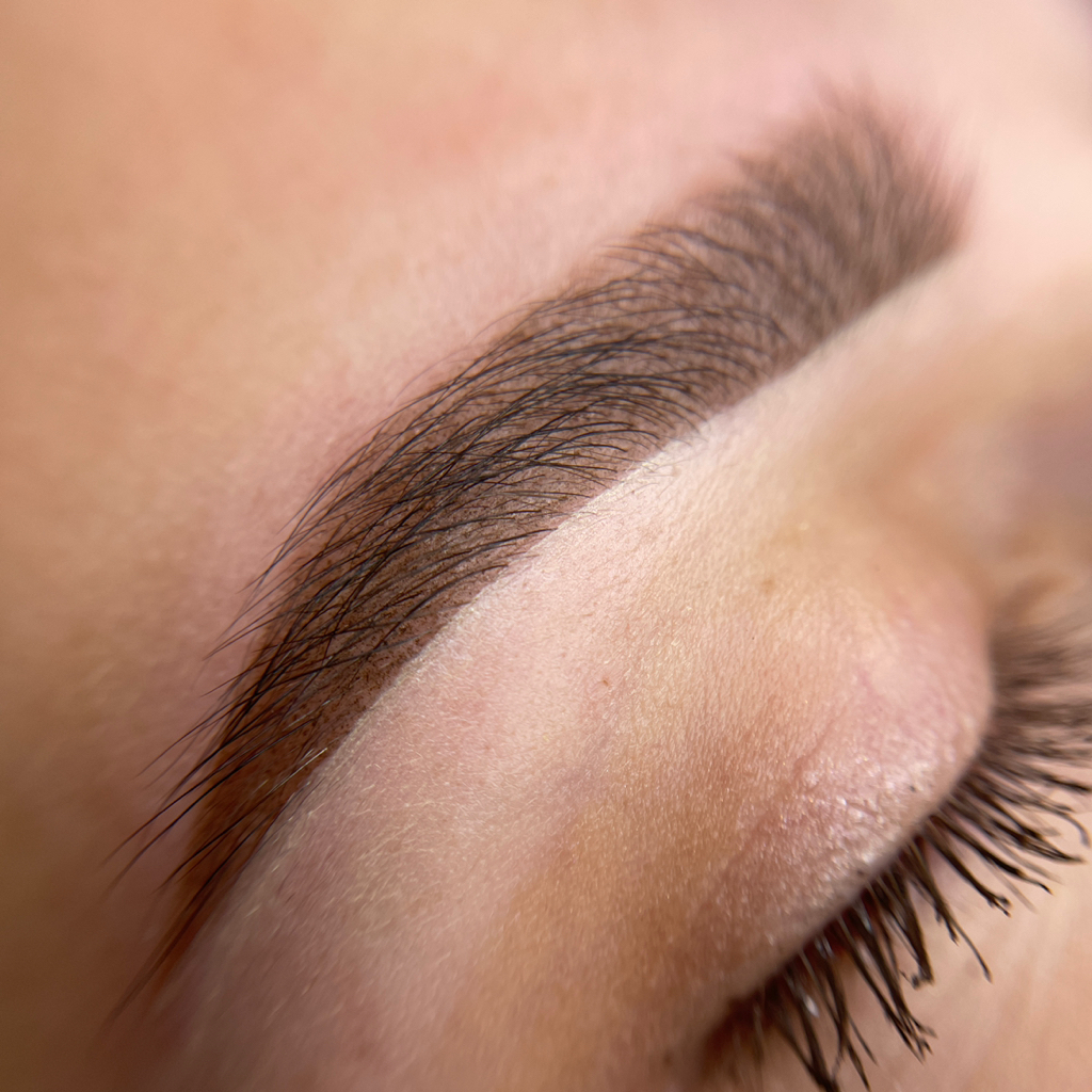 Коррекция перманентного макияжа бровей/губ