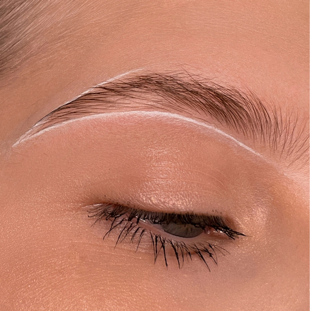 Коррекция бровей (воск/нить/пинцет)