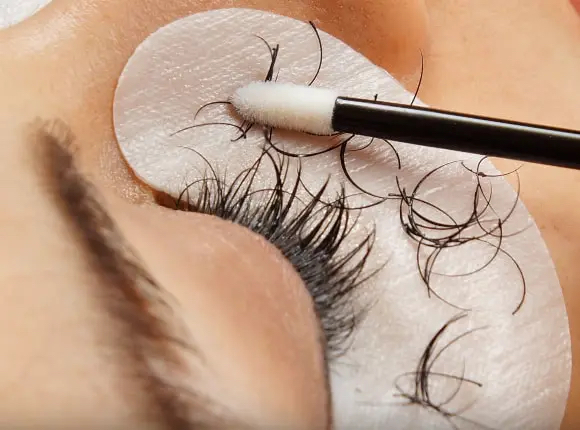 Снятие наращенных ресниц
