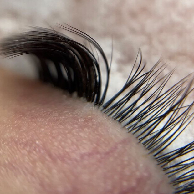 Снятие наращенных ресниц