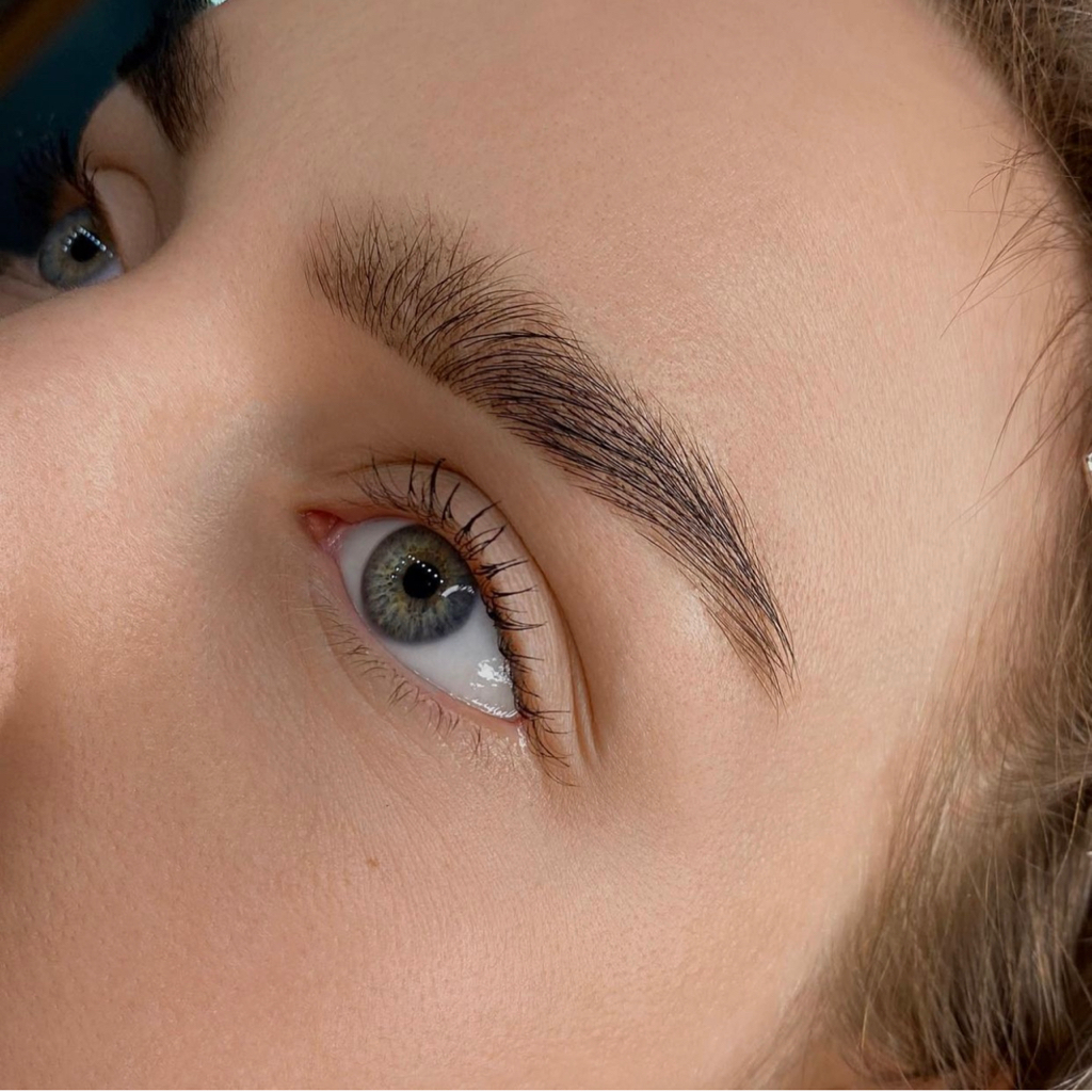 Окрашивание бровей без коррекции