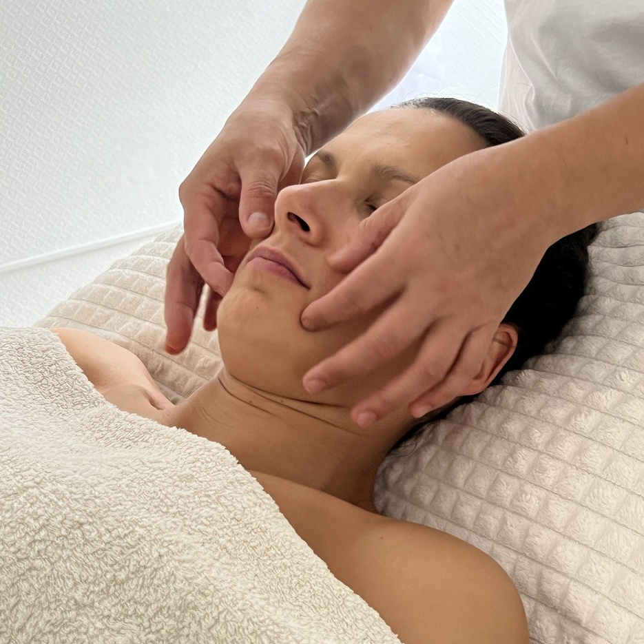 Классический массаж лица с уходом (60 мин)