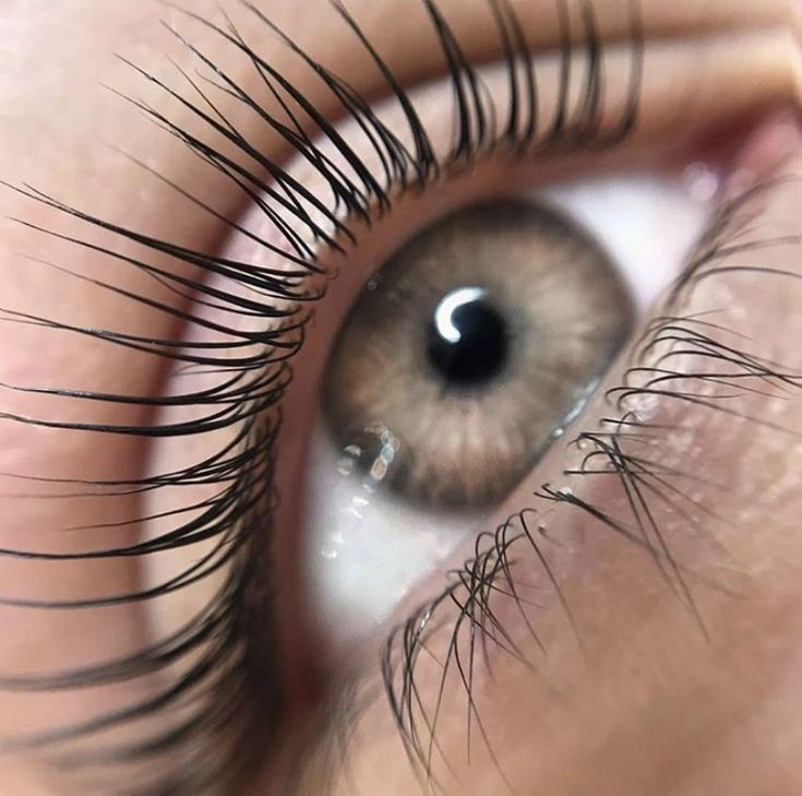 Ламинирование ресниц
Окрашивание верхних ресниц входит в стоимость