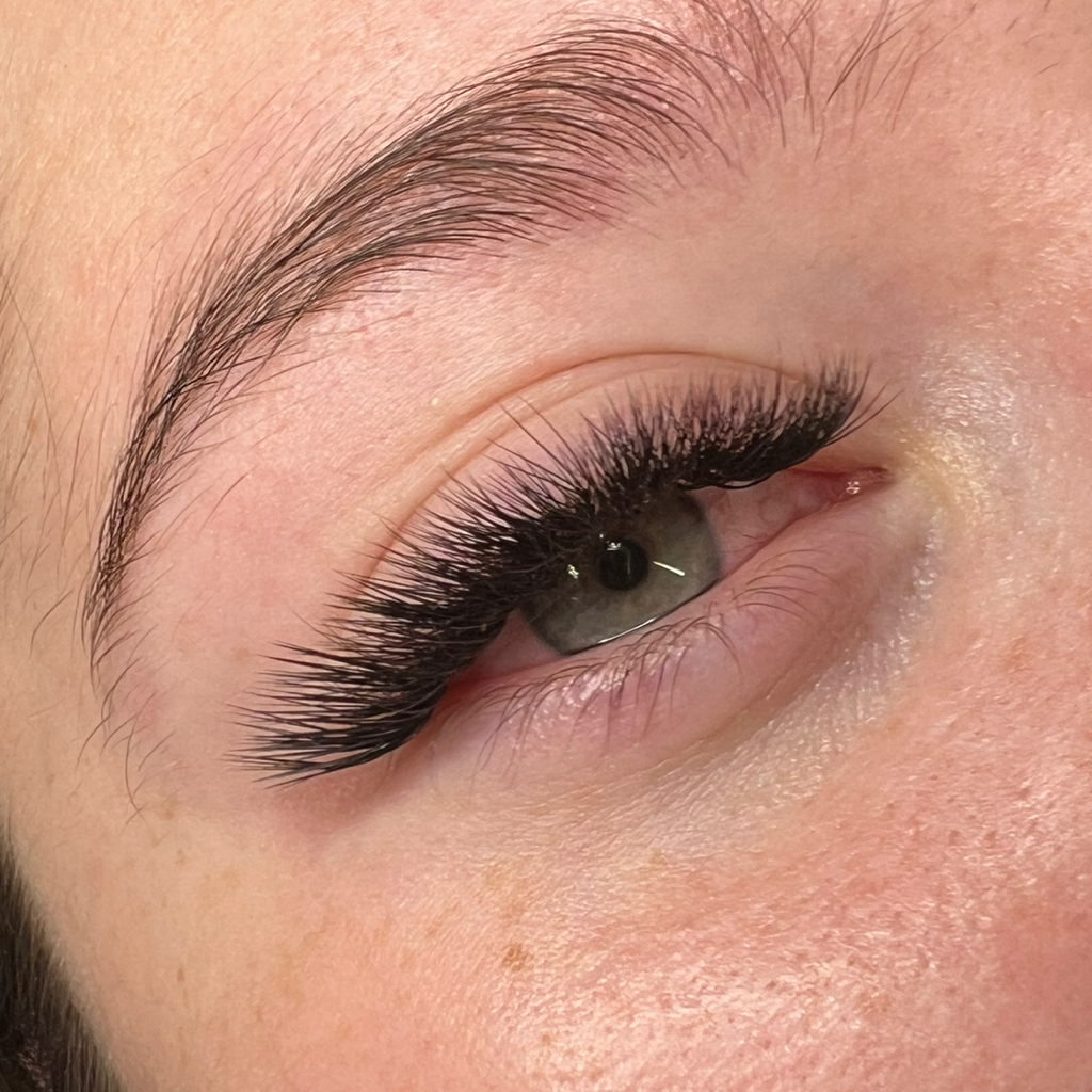 Наращивание ресниц 3D