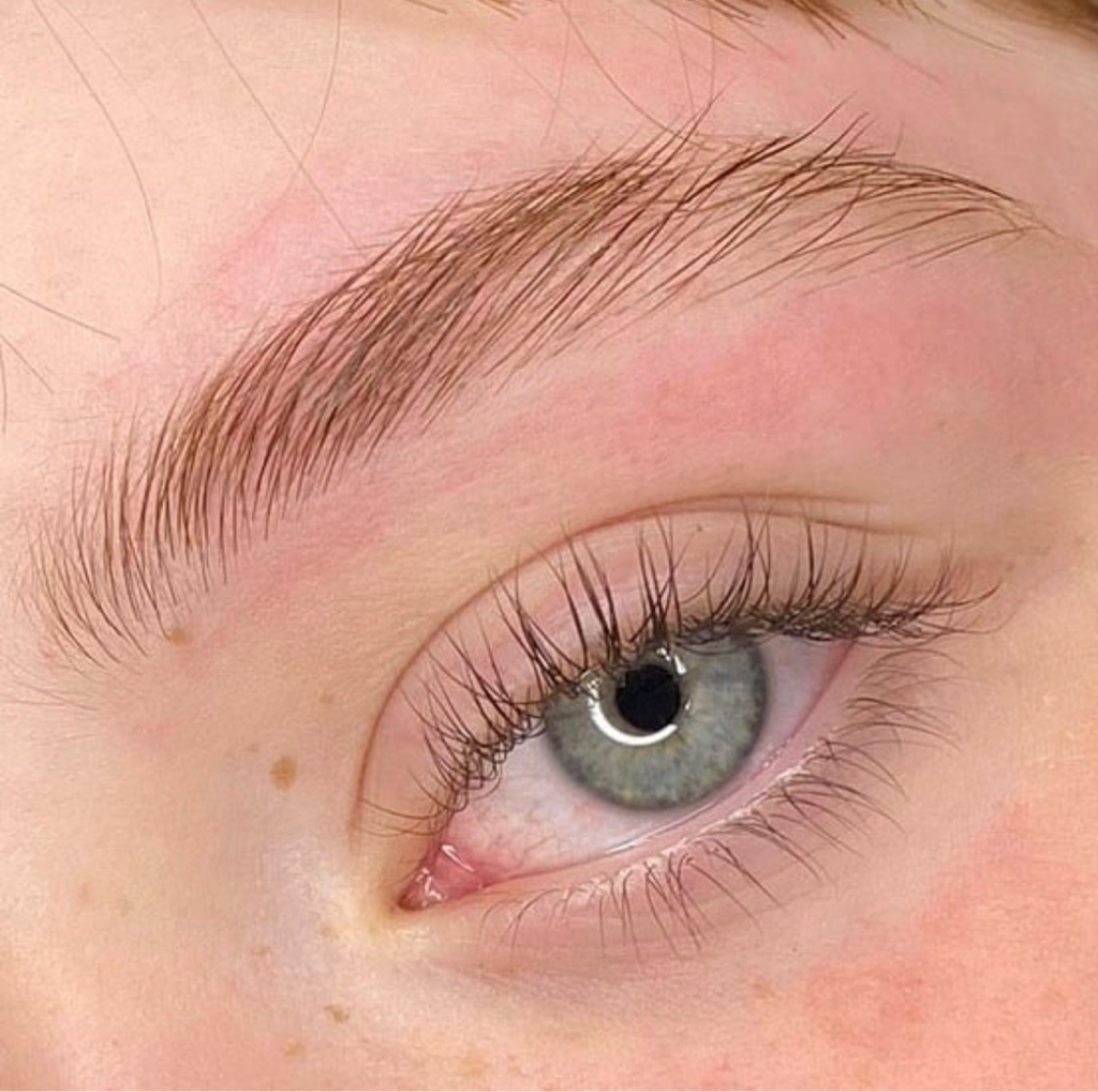 Коррекция бровей (пинцетом/воском)/ прореживание бровей