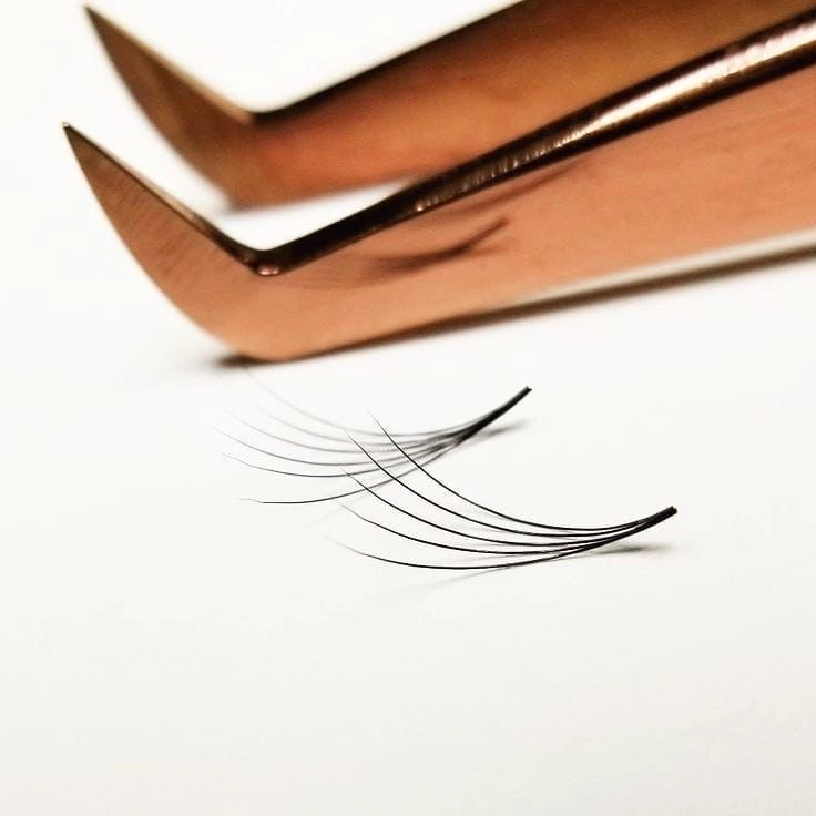 Снятие наращенных ресниц