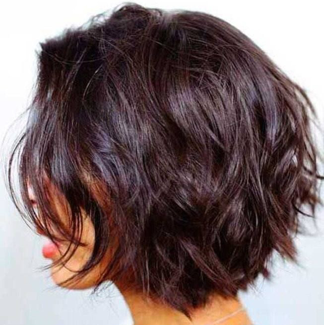 Окрашивание в один тон на коротких волосах до линии каре