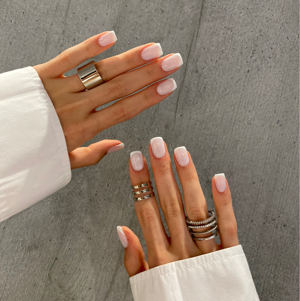 Extensie gel manichiura.