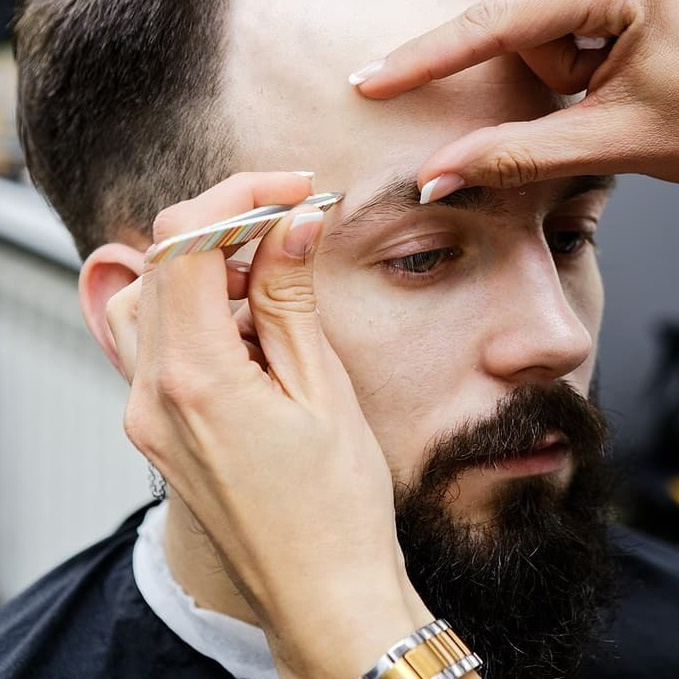 Мужская коррекция бровей